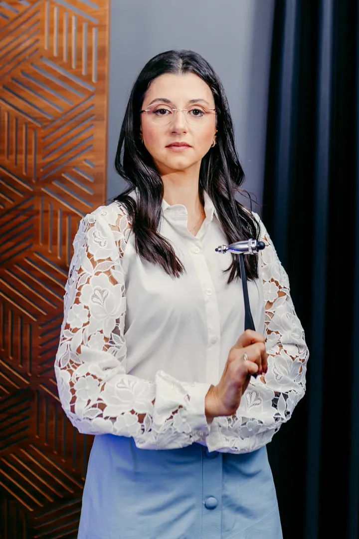 Dra. Isabella Oliveira, neurologista, com martelo de reflexos